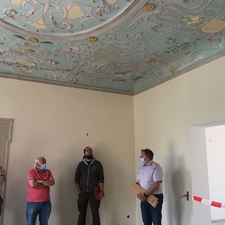 Links sind die Büroräume des Ordnungsamtes und rechts geht es ins Trauungszimmer